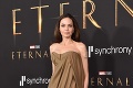 Angelina Jolie strhla pozornosť na červenom koberci: Odvážnym doplnkom rozhodne nestúpila vedľa