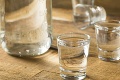 Vodka je pre Rusov drahá: Nelegálny obchod s otráveným alkoholom spôsobil nárast úmrtí!
