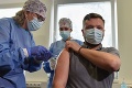 Popri prvej a druhej dávke podávajú v trnavskej nemocnici aj tretiu: Koľko ľudí sa už dalo zaočkovať?