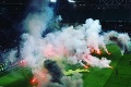 Vo francúzskej lige to na štadióne vrelo: Futbaloví chuligáni zasypali ihrisko pyrotechnikou