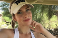 Najsexi golfistka na svete: Bujaré prsia jej lezú z trička
