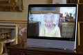 Kráľovná Alžbeta II. sa vrátila k pracovným povinnostiam: Ten detail na jej tvári potešil všetkých