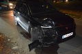 Vodič prešiel priamo cez kruhový objazd a napálil do zaparkovaného auta: Zarážajúce zistenie polície!