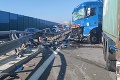 Rýchlostnú cestu R1 ochromila dopravná nehoda: Kamión narazil do odstaveného auta
