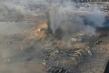 Mohutný výbuch ustál, požiar bol nad jeho sily: V bejrútskom prístave sa zrútila časť obilného sila