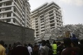 Spod trosiek mrakodrapu v Nigérii vytiahli ďalšie obete: Ľudia zúfalo čakajú na správy o blízkych
