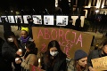Protesty v Poľsku: Smrť ženy, ktorej odmietli potrat, pobúrila ľudí