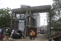Spod trosiek mrakodrapu v Nigérii vytiahli ďalšie obete: Ľudia zúfalo čakajú na správy o blízkych