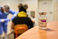 Európska agentúra pre lieky je na vážkach: Bude sa podávať tretia dávka vakcíny aj od kontroverznej firmy?