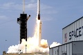 SpaceX nečakane odložila návrat astronautov: Do návratu sa budú musieť spoľahnúť na plienky