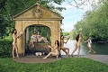 Britskí študenti pózujú nahí pre kalendár: Pozor, aby nevyletel vtáčik!