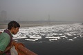 Ekologická katastrofa v priamom prenose: Na hladine rieky v Indii sa objavila toxická pena