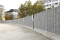 Vo Viedni otvorili prvý verejný pamätník obetí holokaustu: Desaťtisíce ľudských osudov