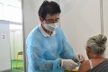 Dlhé rady pred očkovacím centrom v Trnave by už nemali byť: Rázny krok a výzva záujemcom