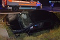 Tragická nehoda na západe Slovenska: Mladý vodič († 26) neprežil náraz do betónového mostíka