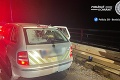 Policajti zastavili podozrivé auto: Keď začali vystupovať ľudia, museli si pretrieť oči