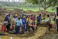 Ugandské školy sú kvôli pandémii zatvorené viac ako rok: Deti pracujú v močiaroch