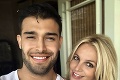 Romantika na Havaji: Britney Spears so snúbencom ukázali na balkóne viac, ako chceli