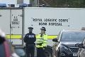 Výbuch auta v Británii bol možno teroritickým činom: Polícia zatkla troch mužov