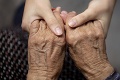 U seniorov s Alzheimerom v Nitre robí doslova zázraky: Dojímavý pohľad, ako pomáha obyčajná bábika novorodenca