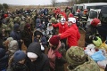 Poľsko tvrdí, že bieloruské sily poskytli migrantom granáty: Do útokov sa zapájajú aj deti