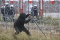 Vážny incident na poľsko-bieloruských hraniciach: Po útoku migrantov skončil policajt v nemocnici