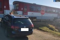 Vodička na východe zastala príliš blízko trate: Kolízii s vlakom sa už nedalo vyhnúť