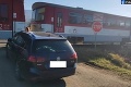 Vodička na východe zastala príliš blízko trate: Kolízii s vlakom sa už nedalo vyhnúť