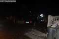 Alkohol opäť úradoval: Mladík v Dolnej Marikovej prerazil betónový plot a skončil v kope dreva