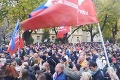 Protesty v hlavnom meste: Dav blokoval dopravu pri Úrade vlády, pri parlamente vystúpilo ĽSNS