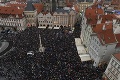 Prahu zaplavili tisíce demonštrantov! Šialené príhovory porovnavajúce súčasnosť s nacistami