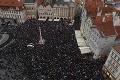 Prahu zaplavili tisíce demonštrantov! Šialené príhovory porovnavajúce súčasnosť s nacistami
