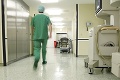 Útoky na zdravotníkov sa stupňujú! Lekárska komora tlačí na prijatie nového zákona