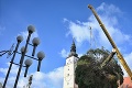 V Trnave sa už vypína vianočný strom: Nevyťali ho len preto, aby sa stal ozdobou