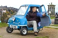 Alex cestuje naprieč Britániou v najmenšom aute: Budete čumieť, aké rozmery má toto vozidlo