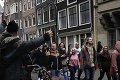 Vyhrotená demonštrácia proti opatreniam v Holandsku: Ľudia hádzali do polície kamene