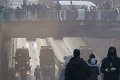 Protesty v Bruseli poznačilo násilie: Oheň, rozbité autá a pyrotechnika! Polícia musela konať
