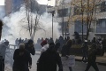 Protesty v Bruseli poznačilo násilie: Oheň, rozbité autá a pyrotechnika! Polícia musela konať