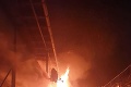 Požiar v Katarínskej Hute zachvátil latríny aj strechu bytovky: Vystrašení obyvatelia utekali z domov!
