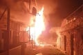 Požiar v Katarínskej Hute zachvátil latríny aj strechu bytovky: Vystrašení obyvatelia utekali z domov!