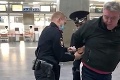 Slávny ruský tréner si na letisku odmietol dať rúško: Policajti sa s ním nemaznali!