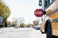 Paľba na školský autobus cestou domov: Strelec bezcitne zabil šoféra a dve deti