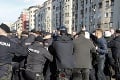 Srbi sa postavili vláde: Čo prinútilo demonštrantov zablokovať cesty?