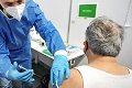 Bizarný prípad očkovania nelicencovanou vakcínou: Neuveríte ako ju tvorca testoval!