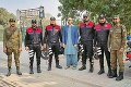 Robert s Mirom zažívajú v Pakistane situácie ako z akčného filmu: Cestovateľov stráži policajné komando