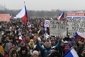 V Prahe protestovali proti opatreniam tisíce ľudí: Na rúška rovno zabudnite