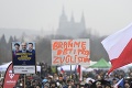 V Prahe protestovali proti opatreniam tisíce ľudí: Na rúška rovno zabudnite