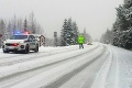 Vodiči, buďte opatrní: V Popradskom okrese husto sneží, niekoľko áut skončilo mimo cesty