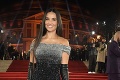 Sexi outfity na britských Fashion Awards 2021: Zvodná Adriana Lima aj nestarnúce herečky