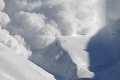 Vo všetkých pohoriach Slovenska je vyhlásený prvý stupeň lavínovej hrozby